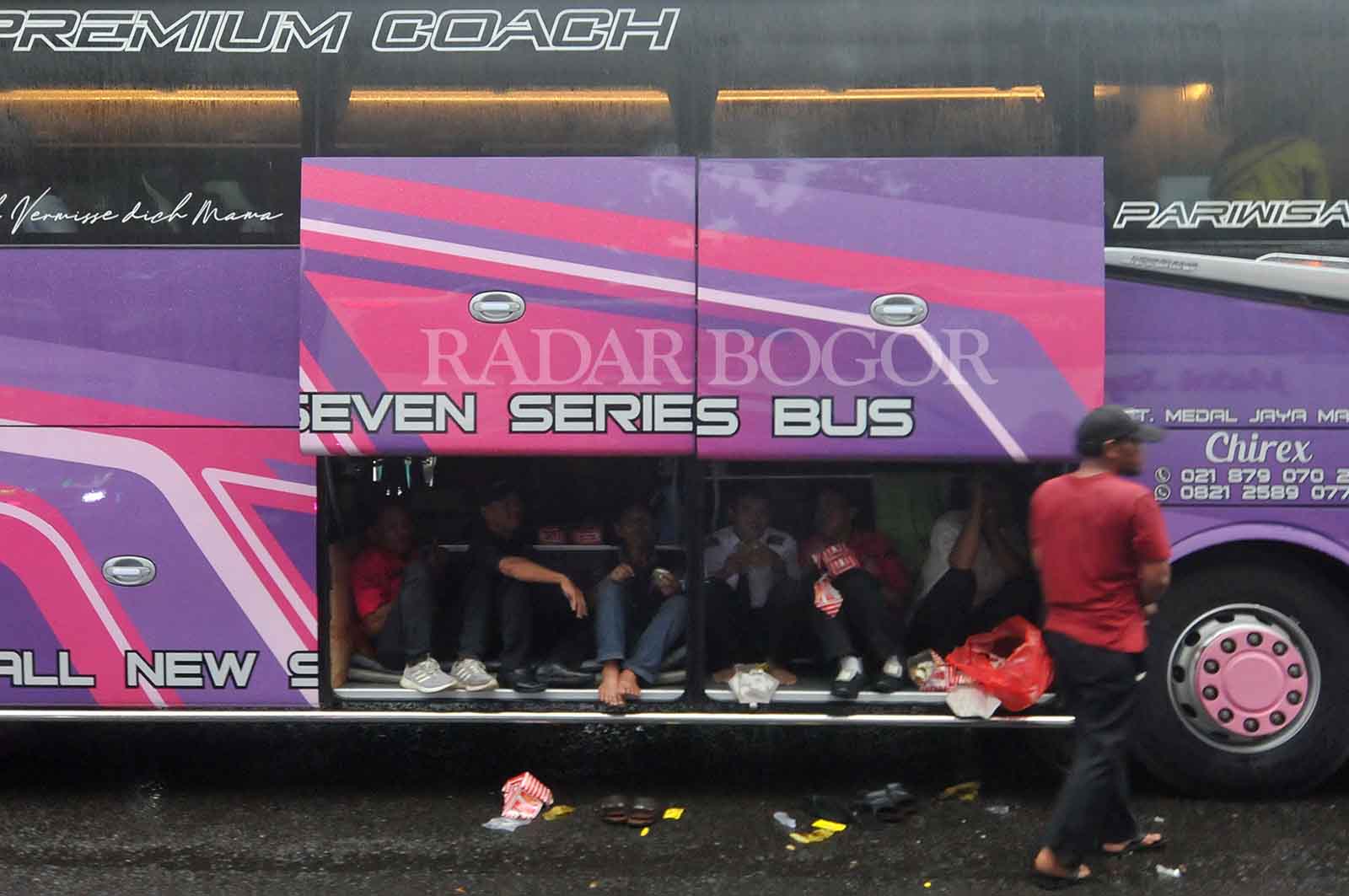 Sejumlah pemudik bersiap diberangkatkan menggunakan Bus yang disediakan Polres Bogor, Cibinong, Kabupaten Bogor, Jawa Barat. Rabu (3/4/2024). Polres Bogor memberangkatkan 400 pemudik menggunakan delapan Bus ke sepeuluh daerah di Jawa Tengah. Foto : Radar