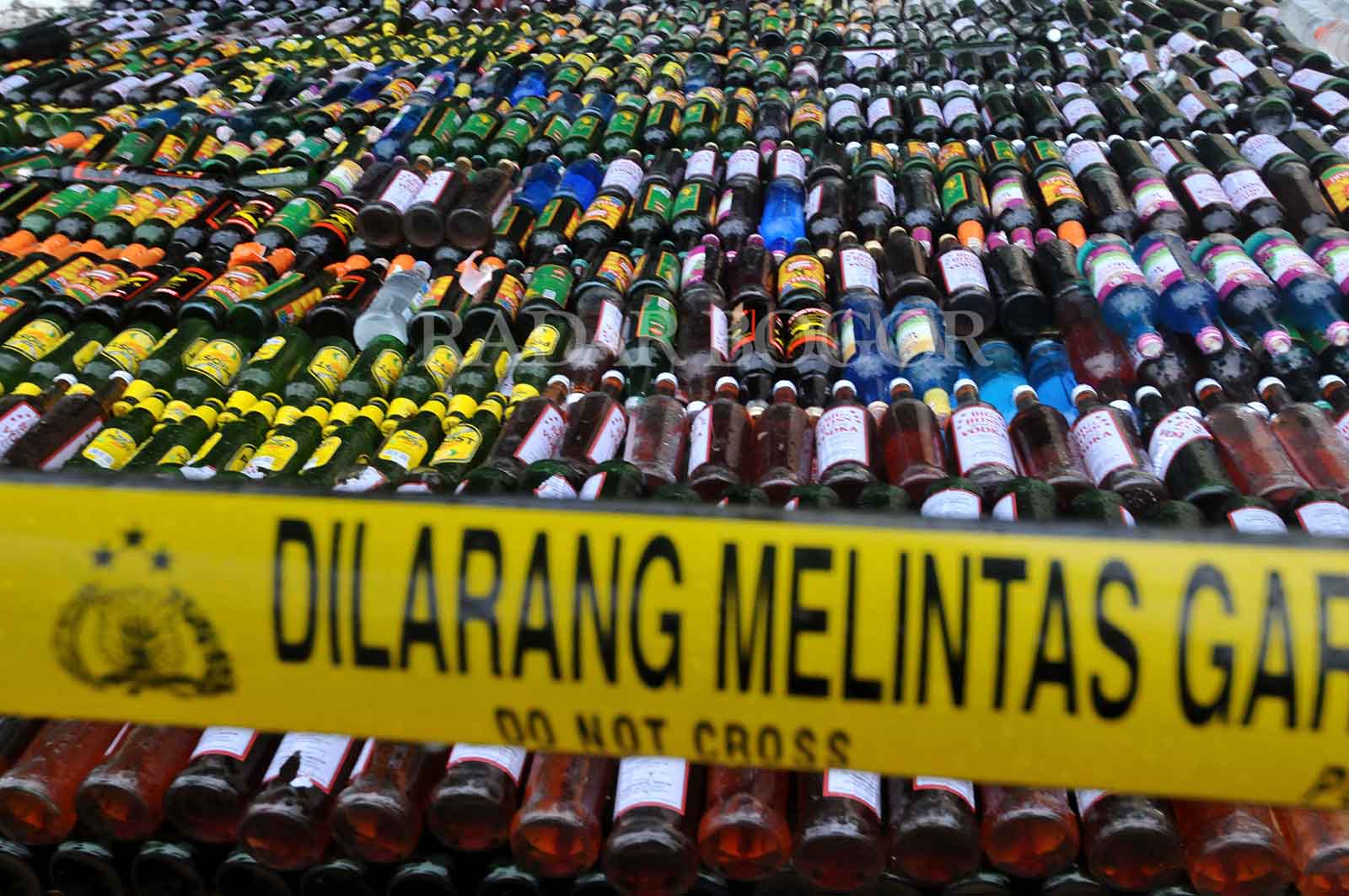 Petugas musnahkan ribuan botol minuman keras, Cibinong, Kabupaten Bogor, Jawa Barat. Rabu (3/4/2024). Ribuan minuman keras tersebut hasil razia penyakit masyarakat yang dilakukan Polres Bogor selama Ramadan. Foto : Radar Bogor / Hendi Novian
