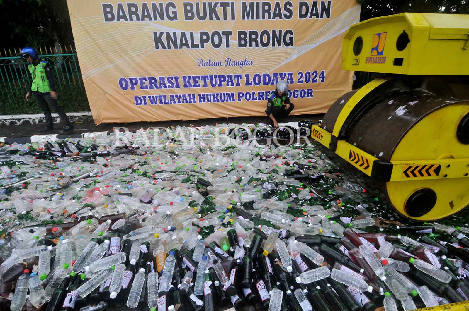 Petugas musnahkan ribuan botol minuman keras, Cibinong, Kabupaten Bogor, Jawa Barat. Rabu (3/4/2024). Ribuan minuman keras tersebut hasil razia penyakit masyarakat yang dilakukan Polres Bogor selama Ramadan. Foto : Radar Bogor / Hendi Novian