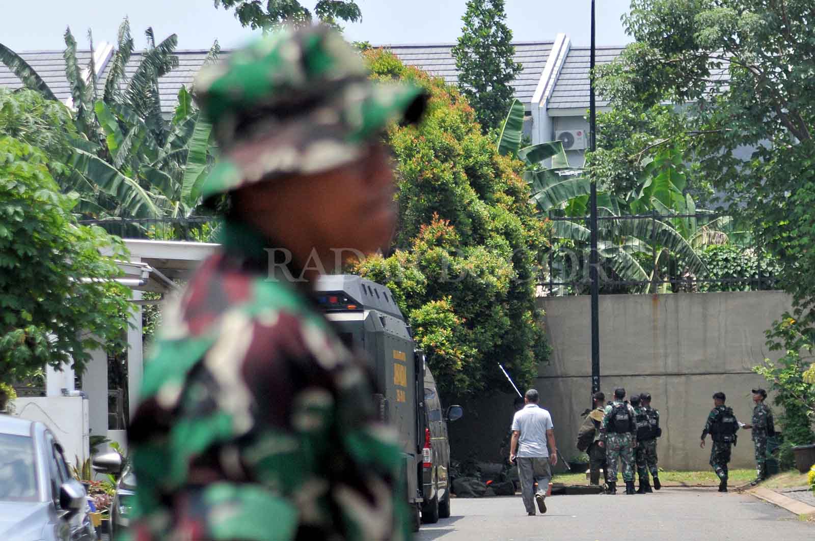 Tim penjinak Bom TNI sisir proyektil senjata di pemukiman warga, Kota Wisata, Gunung Putri, Kabupaten Bogor, Jawa Barat. Minggu (31/3/2024). Sebanyak 15 gudang di Kompleks Gudang Amunisi Daerah (Gudmurah) Kodam Jaya, Ciangsana, meledak dan terbakar pada S