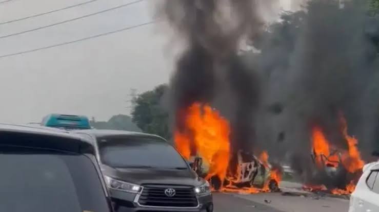 Mobil terbakar dalam kecelakaan di Tol Jakarta - Cikampek Km 58, Senin (8/4). (Ist)