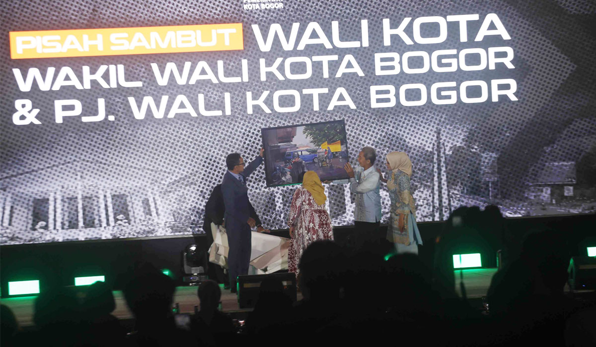 Sekda Syarifah Sofiah saat memberikan kenang-kenangan berupa lukisan kepada Bima Arya dan Dedie A Rachim, pada acara pisah sambut di Gedung Puri Begawan, Minggu (21/4/2024) malam.