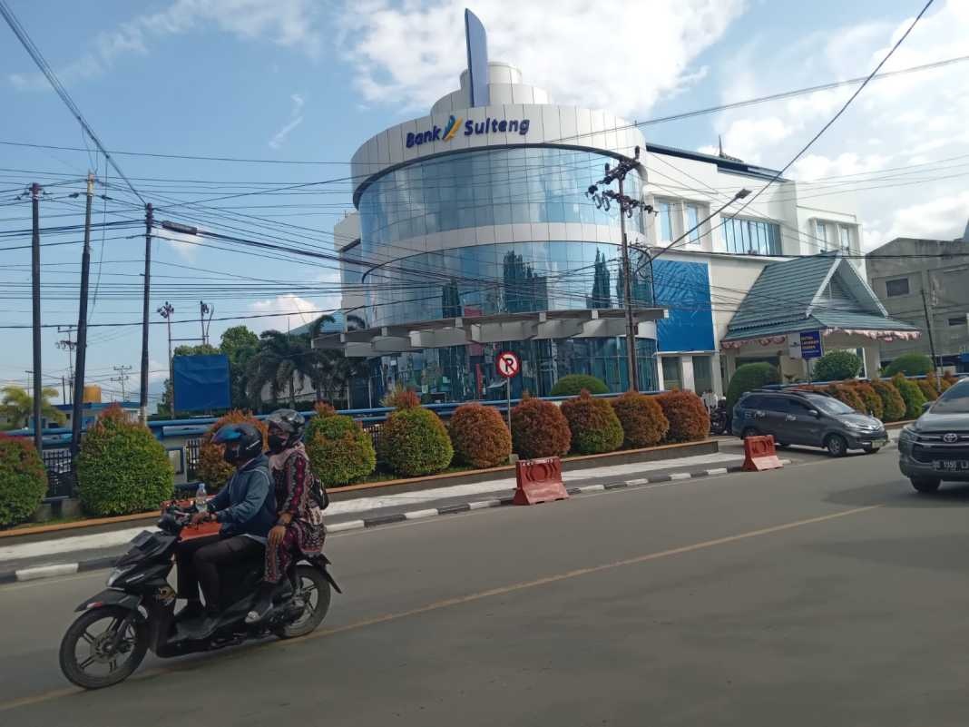 Bangunan kantor Bank Sulteng yang menjadi kebanggaan masyarakat Sulawesi Tengah di bidang perbankan daerah.