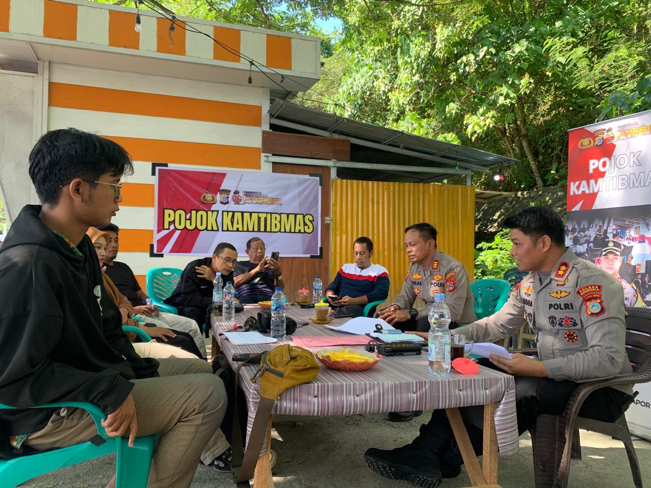 Kapolres Donggala AKBP Angga Dewanto saat memimpin kegiatan pojok kamtibmas yang berlangsung di salah satu cafe di depan pelabuhan Donggala, Jumat (9/5/25).
