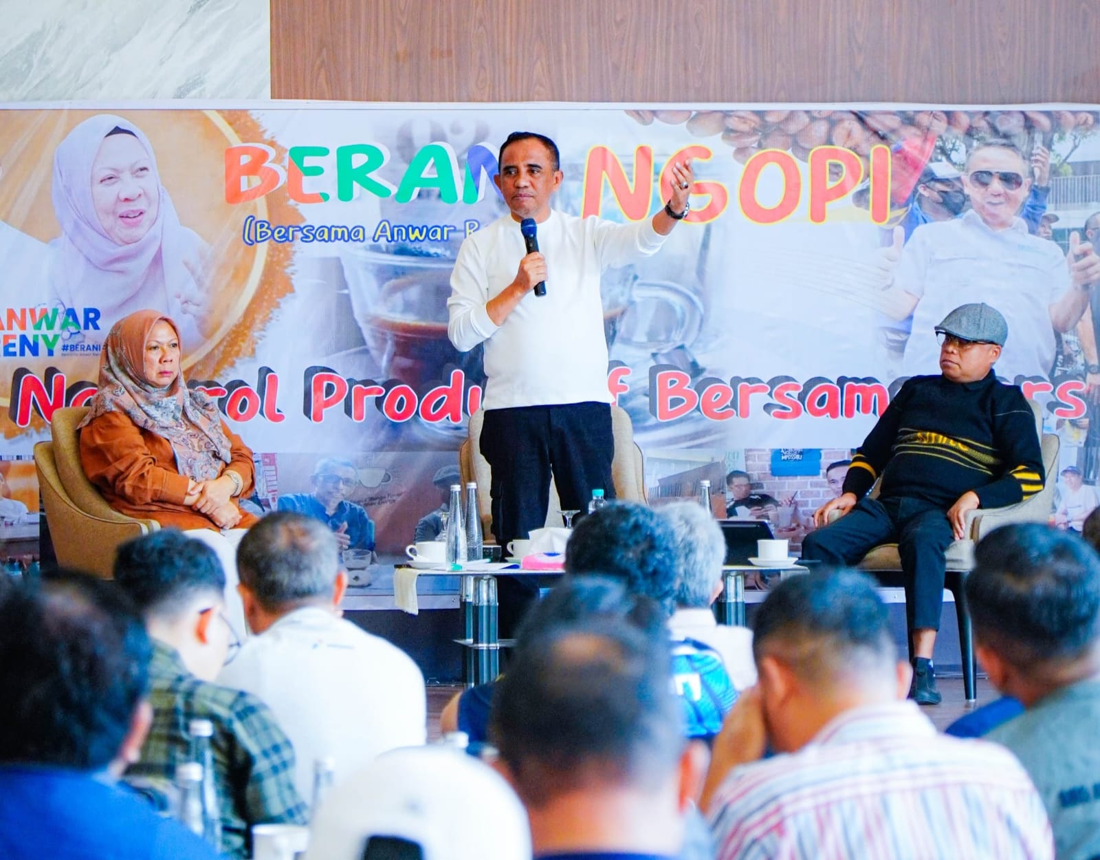 Gubernur Sulteng Anwar Hafid saat menyampaikan rencana judicial review UU Izin Usaha Industri dalam forum BERANI Ngopi bersama jurnalis di Palu, Sabtu (10/5/2025).