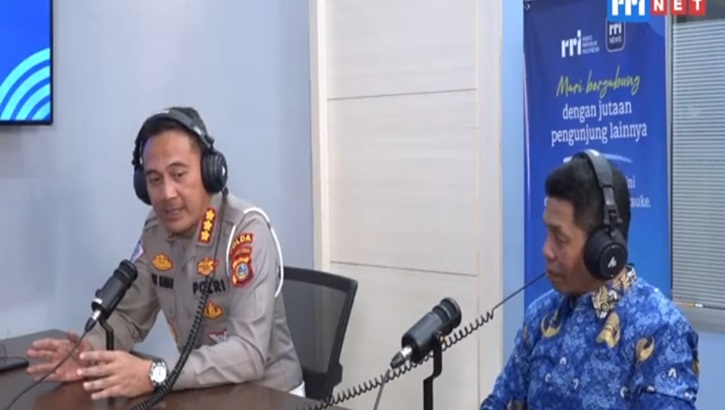 Dirlantas Polda Sulteng Kombes Pol Atot Irawan bersama Kabid Bapenda Sulteng, Mustaqim Karim saat dialog di RRI Palu.