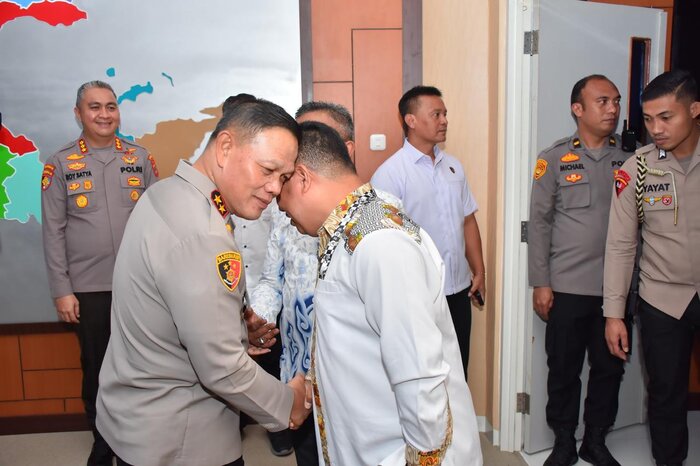 INGATKAN APH : Ketua Komnas HAM saat bertemu dengan Kapolda Sulteng.