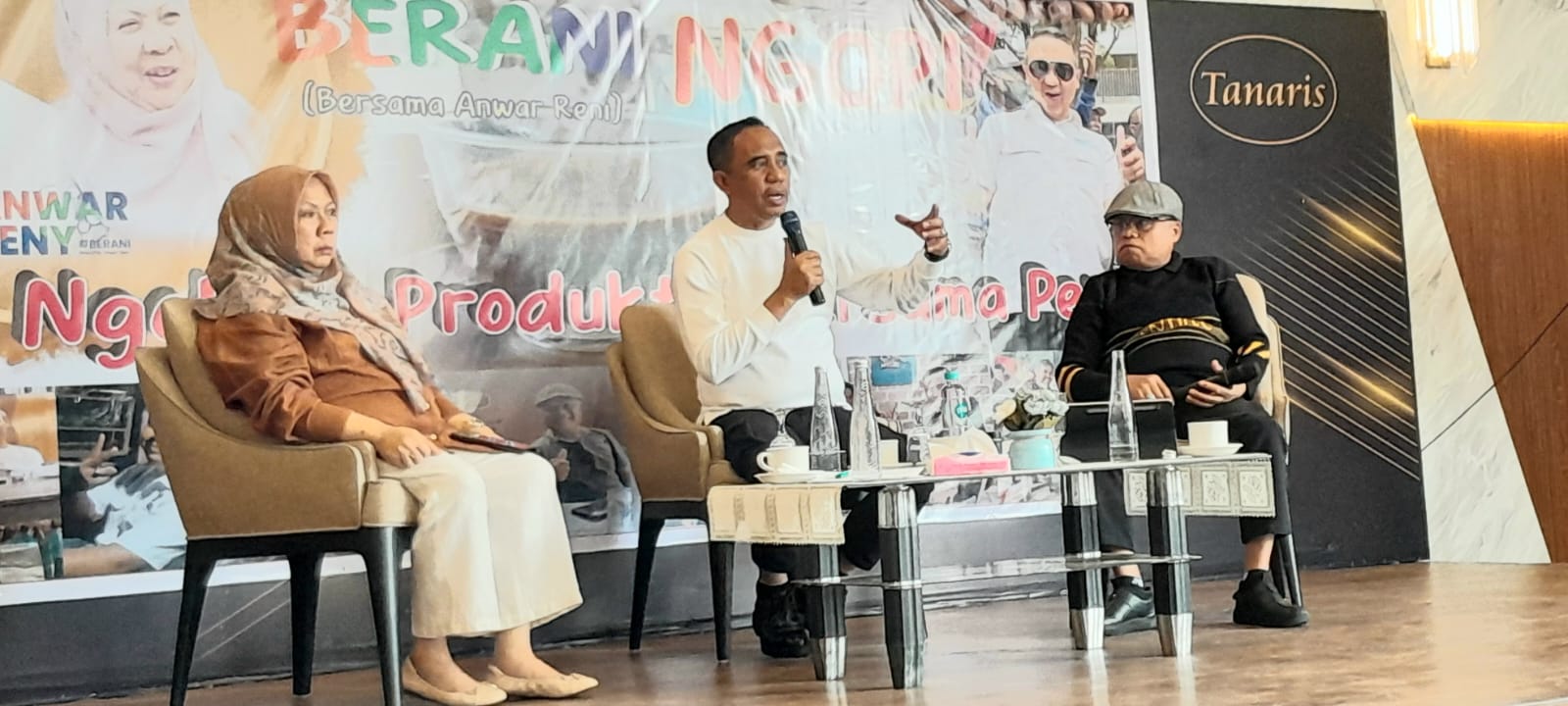 Gubernur Sulteng Anwar Hafid (tengah) didampingi Wakil Gubernur Reny Lamadjido saat kegiatan diskusi bersama awak media di Kota Palu, Sabtu 11 Mei 2025
