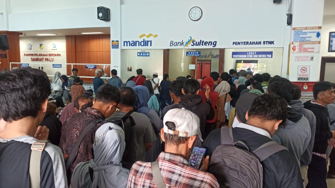 Antrean warga berjubel di loket pengurusan berkas pajak kendaraan di Samsat Palu Provinsi Sulawesi Tengah