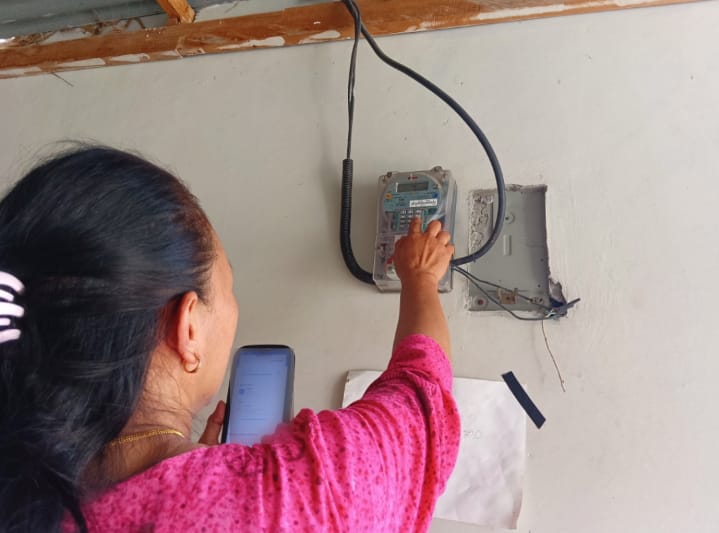 ISI TOKEN LISTRIK: Salah satu pelanggan PLN yang tengah mengisi token listrik pada Selasa (13/5/2025). FOTO: RINA ABDUL HALIK