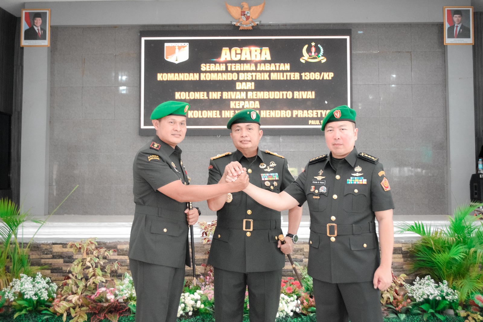 SALAM KOMANDO: Danrem 132 Tadulako (tengah) bersama pejabat Dandim Palu yang baru (kiri) dan pejabat Dandim Palu yang lama. FOTO: DOK. KOREM 132 TADULAKO