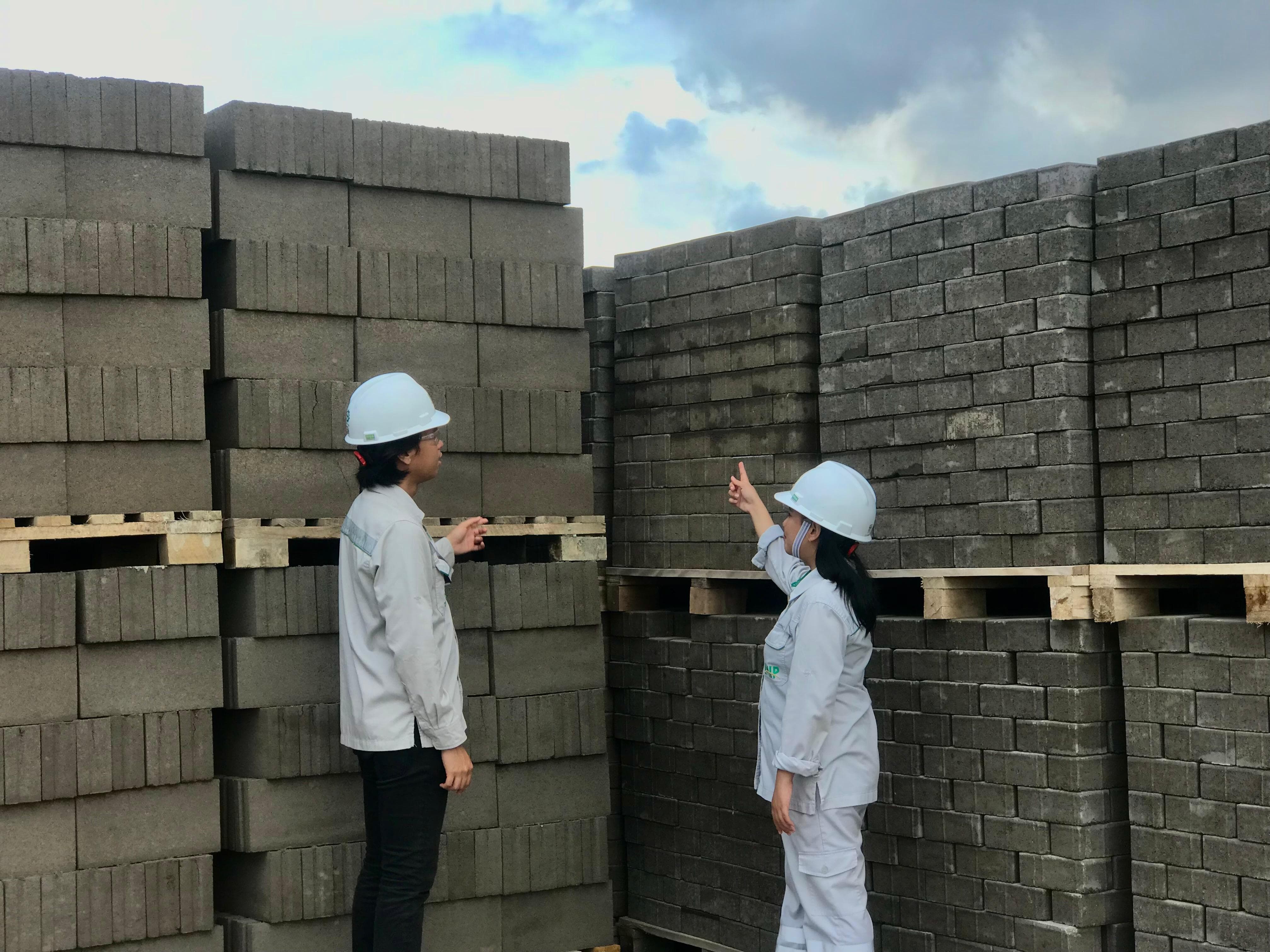 Inilah sisa hasil pengolahan dan pemurnia nikel yang diolah kembali sehingga menjadi batako dan paving blok di kawasan IMIP Morowali. IST
