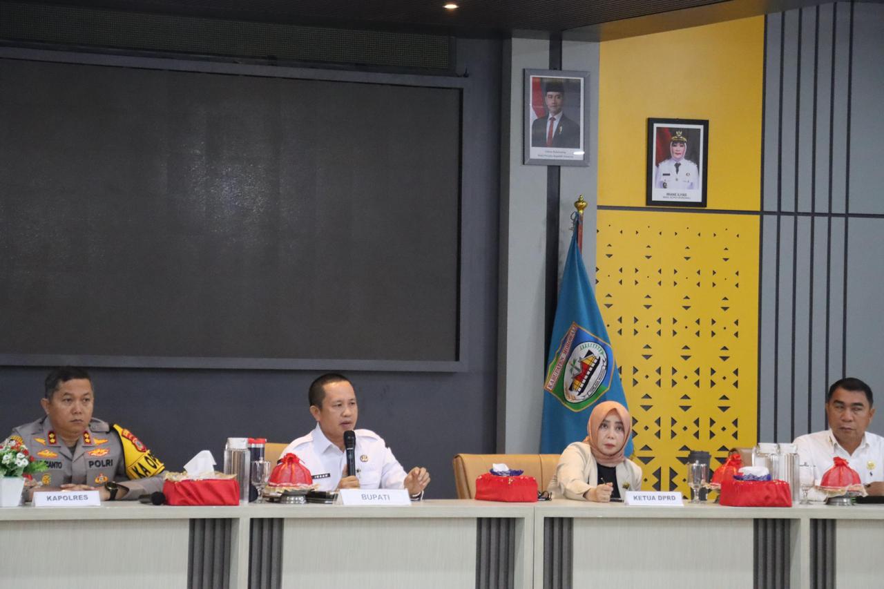MENOLAK : Bupati Morowali Iksan Baharudin Abdul Rauf memimpin rapat lanjutan bersama PT. BTIIG, Gapit, dan masyarakat di Kantor Morowali, Rabu (14/05/2025).