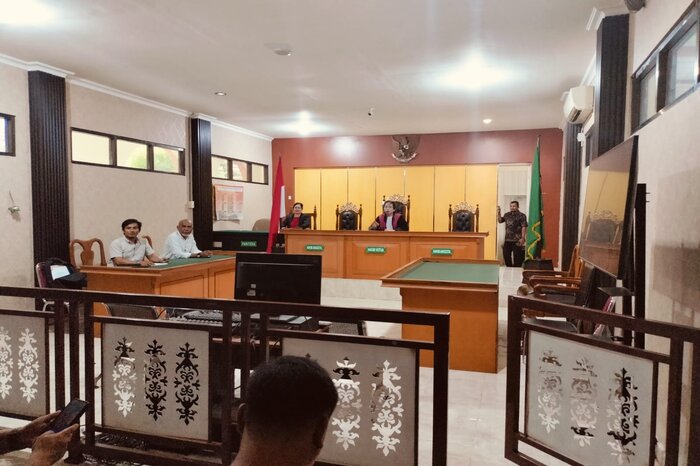 DITUNDA : Suasana sidang Hendly Mangkali di ruang Chandra, PN Kelas I A/PHI/Tipikor Palu, Jumat (16/5/2025).
