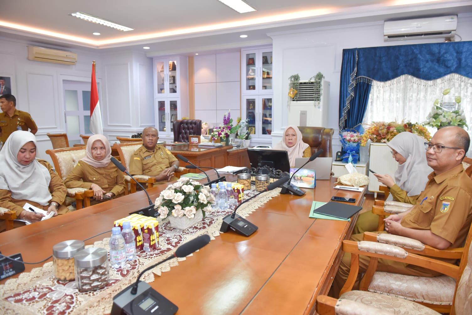 Wakil Gubernur Sulteng dr. Reny A. Lamadjido saat mengikuti Rakor Pengendalian Inflasi 2025 bersama Kemendagri secara virtual, Senin (19/5).