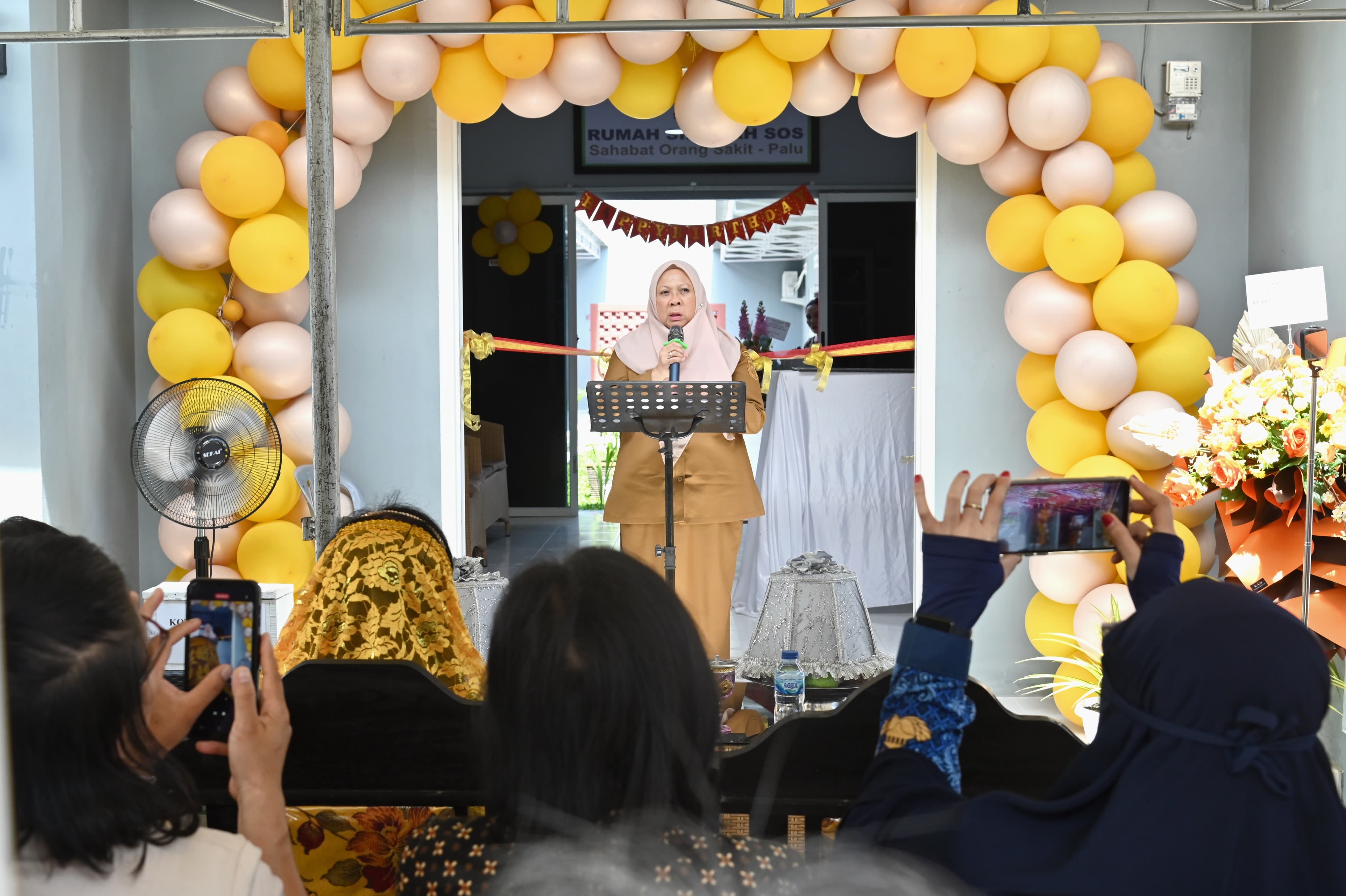 Wagub Sulteng dr. Reny A. Lamadjido saat memberi sambutan pada peresmian rumah singgah Sahabat Orang Sakit (SOS) Palu.