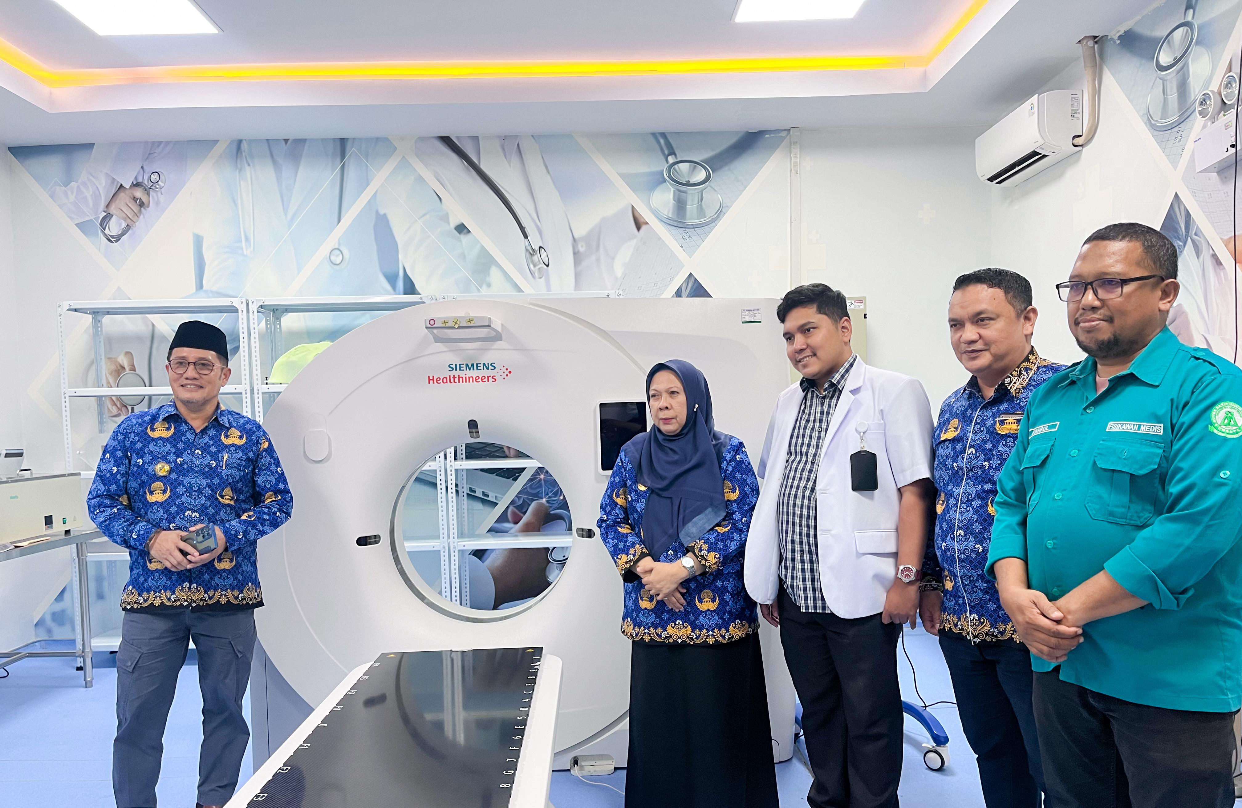 Wakil Gubernur Sulawesi Tengah Reny A. Lamadjido saat meninjau Gedung Radioterapi RSUD Undata Palu, Selasa (20/5/2025).
