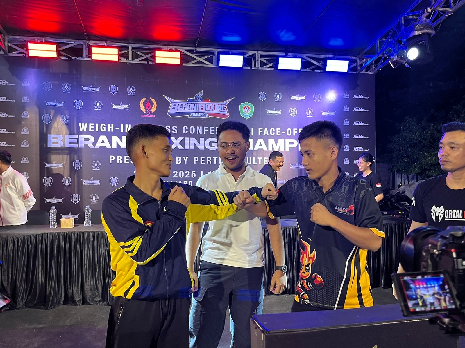 Ketua Pertina Sulteng, Muhammad Fathur Razaq (tengah) saat menyaksikan dua petinju muda Sulteng face off, Kamis (22/5)