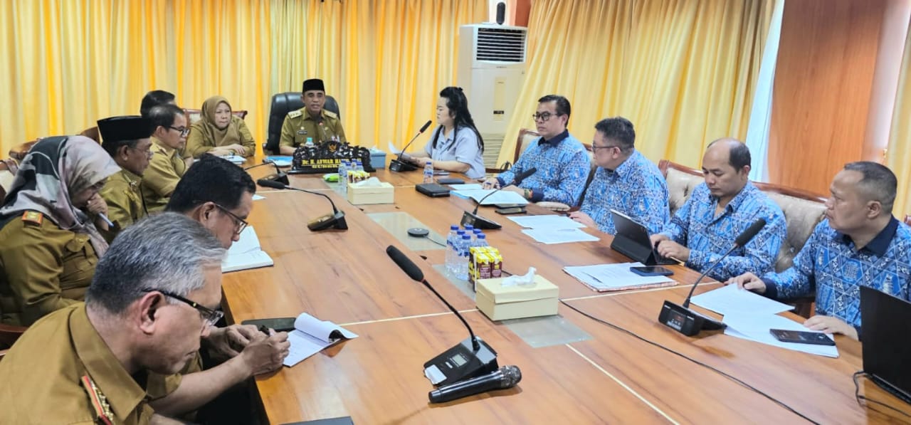 BAHAS INVESTASI : Gubernur Sulteng Anwar Hafid, Wakil Gubernur Sulteng Reny Lamadjido dan Kepala OPD bersama pengurus DPP APINDO Sulteng diskusi virtual dengan investor asal Tiongkok, Senin (26/5/2025