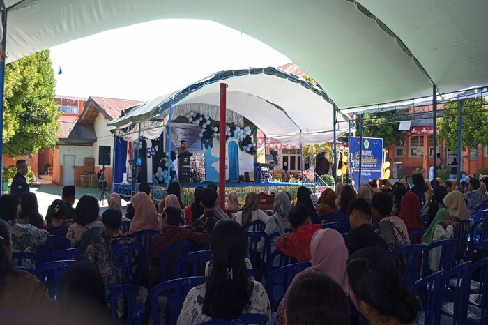BERI IMBAUAN : Kepala Dinas Pendidikan dan Kebudayaan (Disdikbud) Kota Palu, Hardi saat memberikan pidato dalam pelepasan siswa kelas 9 di SMP Negeri 2 Palu.