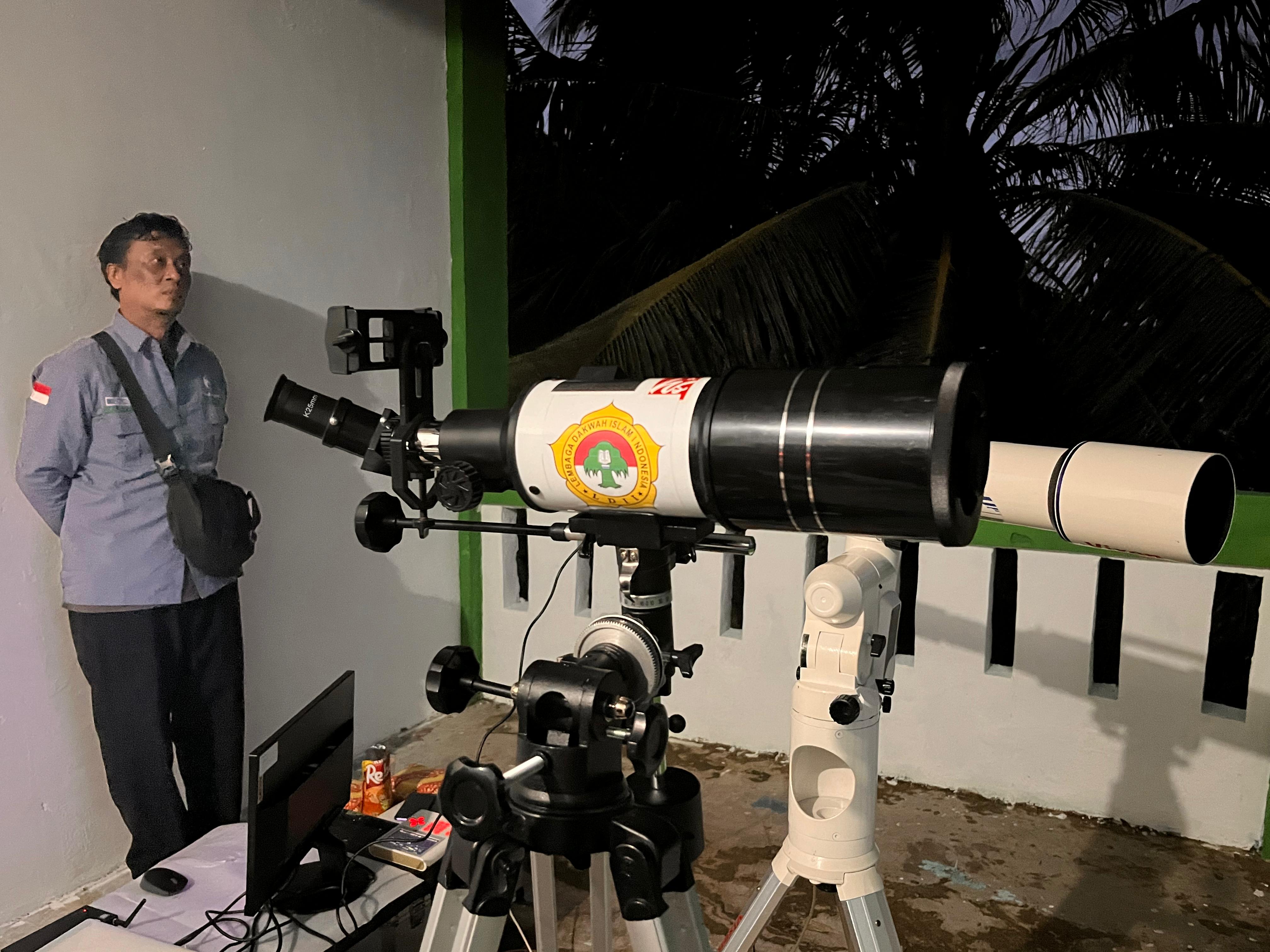 Tim pemantau dari Kanwil Kemenag Sulteng, Falakiyah Dolo, dan BMKG mengamati posisi hilal dari Gunung Hij Sapu Riyadh, Marana, Donggala.