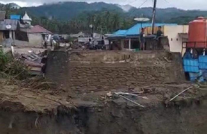 PUTUS : Tampak jembatan penghubung Desa Wombo dan Desa Wombo Kalonggo yang putus total akibat banjir, Selasa (27/5/25).