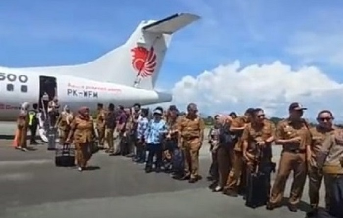MENDARAT : Rombongan Gubernur dan Wakil Gubernur bersama Pejabat Pemprov Sulteng tiba di Bandara Pogogul Buol, Selasa (27/5/2025).