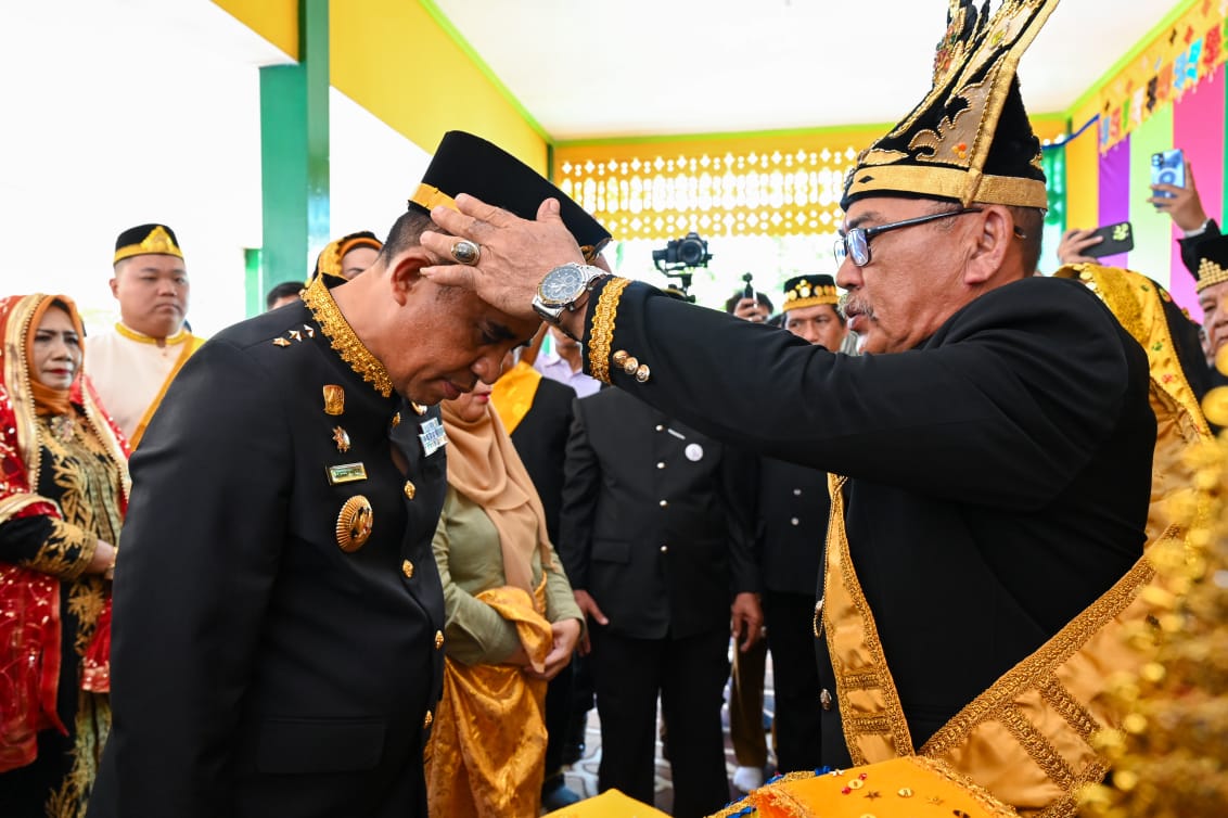 Gubernur Anwar Hafid disambut secara adat saat tiba di Istana Raja Buol dalam kunjungan kerja dan pembukaan Rembuk Budaya, Selasa (27/5).