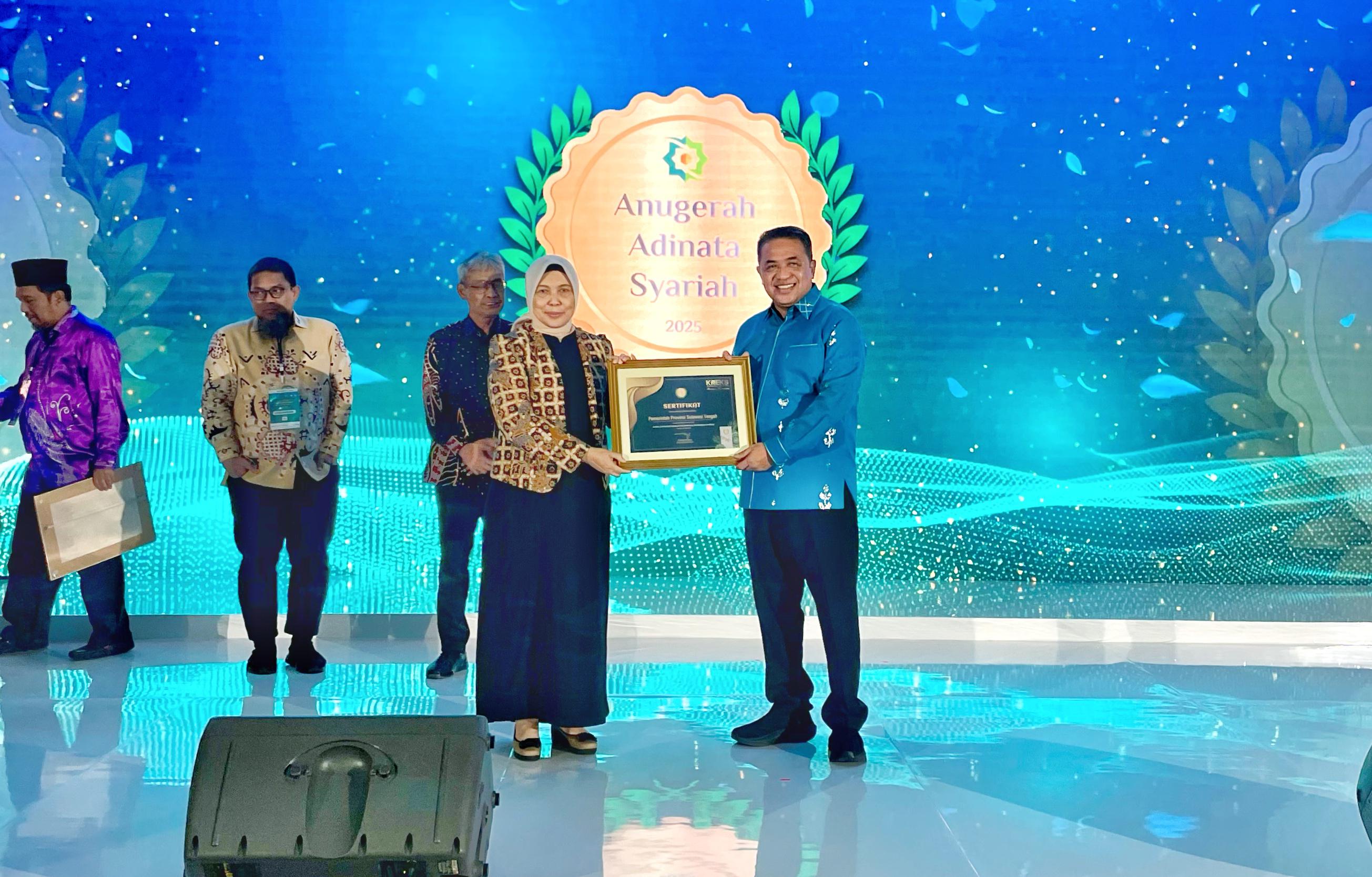Kepala Badan Kesbangpol Sulteng, Arfan, mewakili Gubernur saat menerima penghargaan Juara 3 Sekolah Pelopor Ekonomi Syariah dari KNEKS di Jakarta.