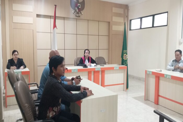 TIDAK SAH : Suasana sidang praperadilan pimpinan redaksi berita Morut, Hendly Mangkali di PN Palu, Rabu (28/5/2025).