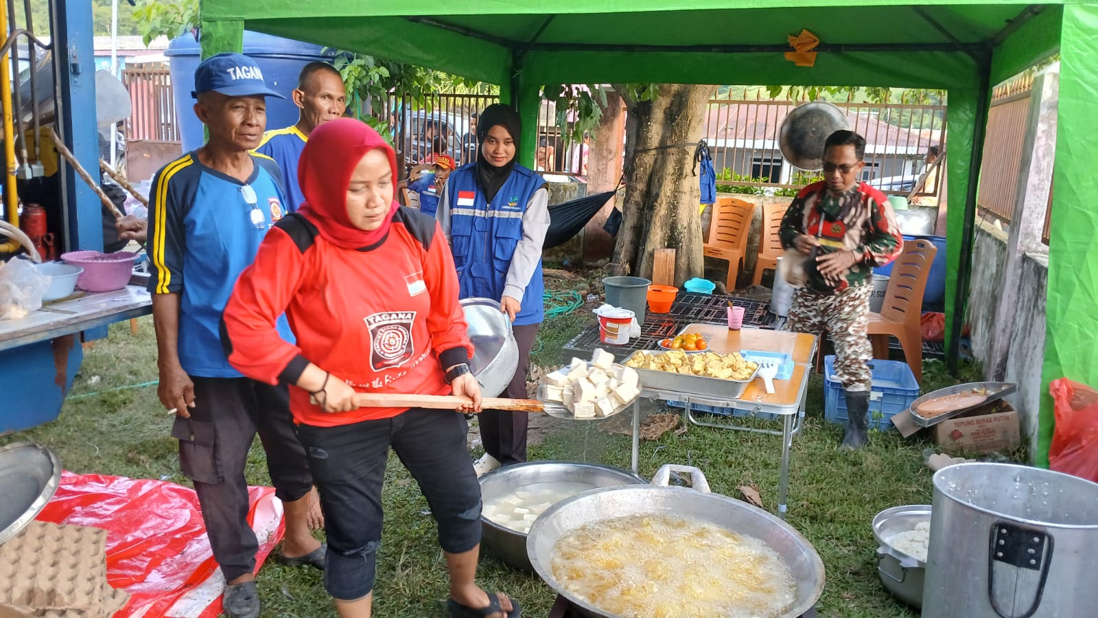 Dapur umum Dinas Sosial (Dinsos) Provinsi Sulawesi Tengah di lokasi bencana banjir bandang desa Wombo Kecamatan Tanantovea Kabupaten Donggala.