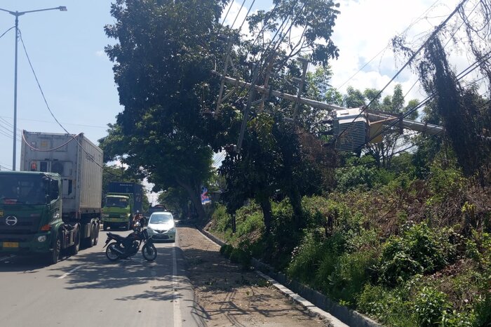ROBOH : Tiang listrik di jalur dua Jalan Soekarno-Hatta yang roboh pada Jumat (30/5/2025).