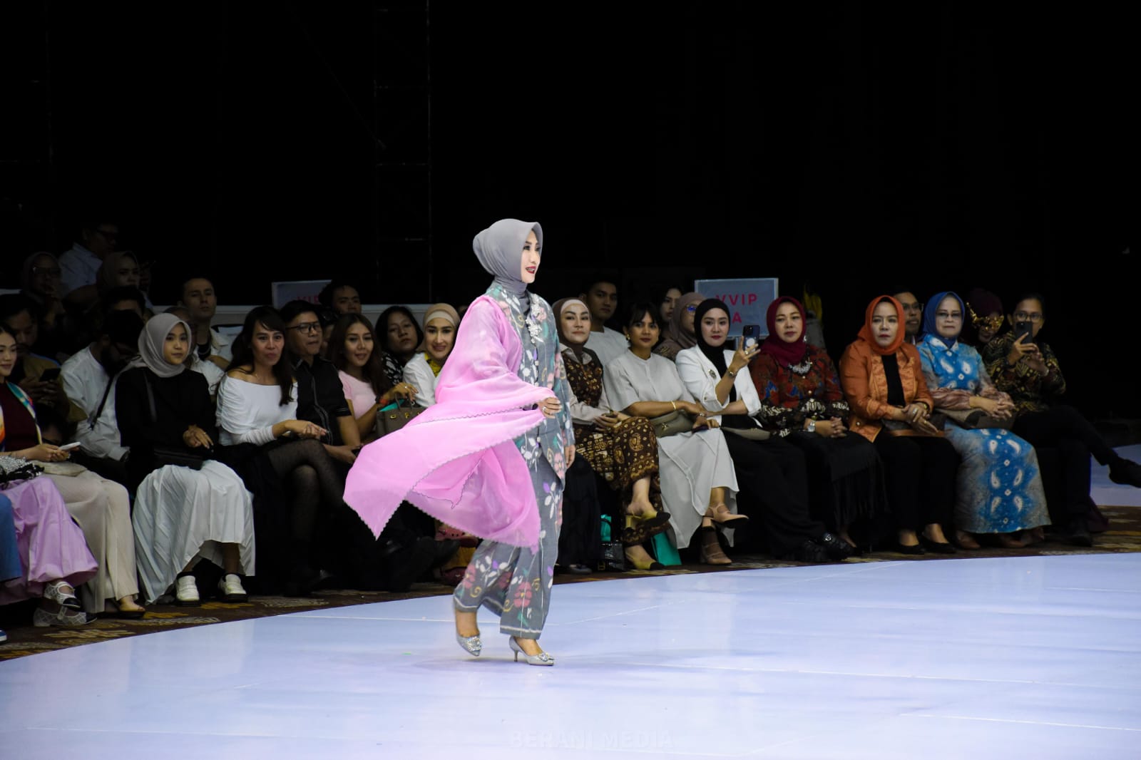 Ketua Dekranasda Sry Nirwanti Bahasoan terlihat anggun mengenakan motif Bomba dari tenun Donggala tampil memukau dalam koleksi bertema "Asmara" karya Febry Ferry Fabry di panggung Rehearsal BTN Fashio