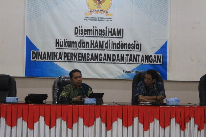 SOAL HAM : Sahran Raden (kiri) saat memberikan materi terkait HAM kepada mahasiswa Untad di Pogombo.