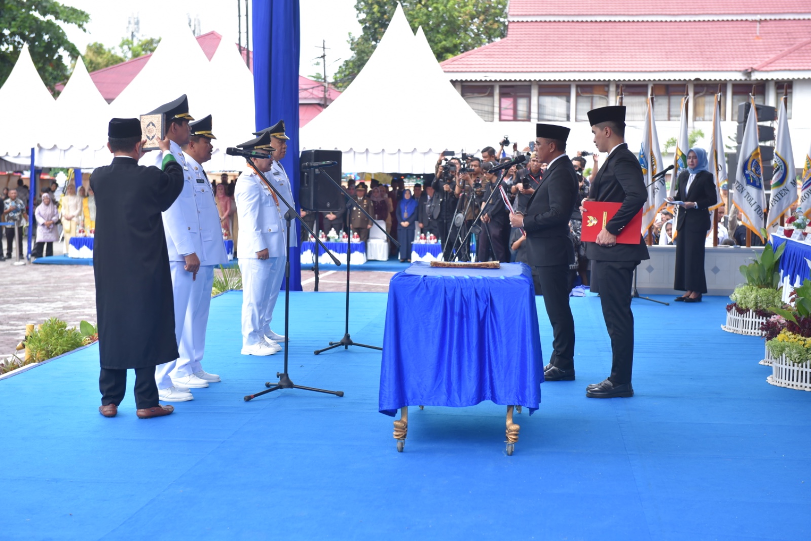 Gubernur Sulteng Anwar Hafid melantik Bupati-Wakil Bupati Parigi Moutong dan Banggai di Pogombo, Palu, Senin (2/6/2025)