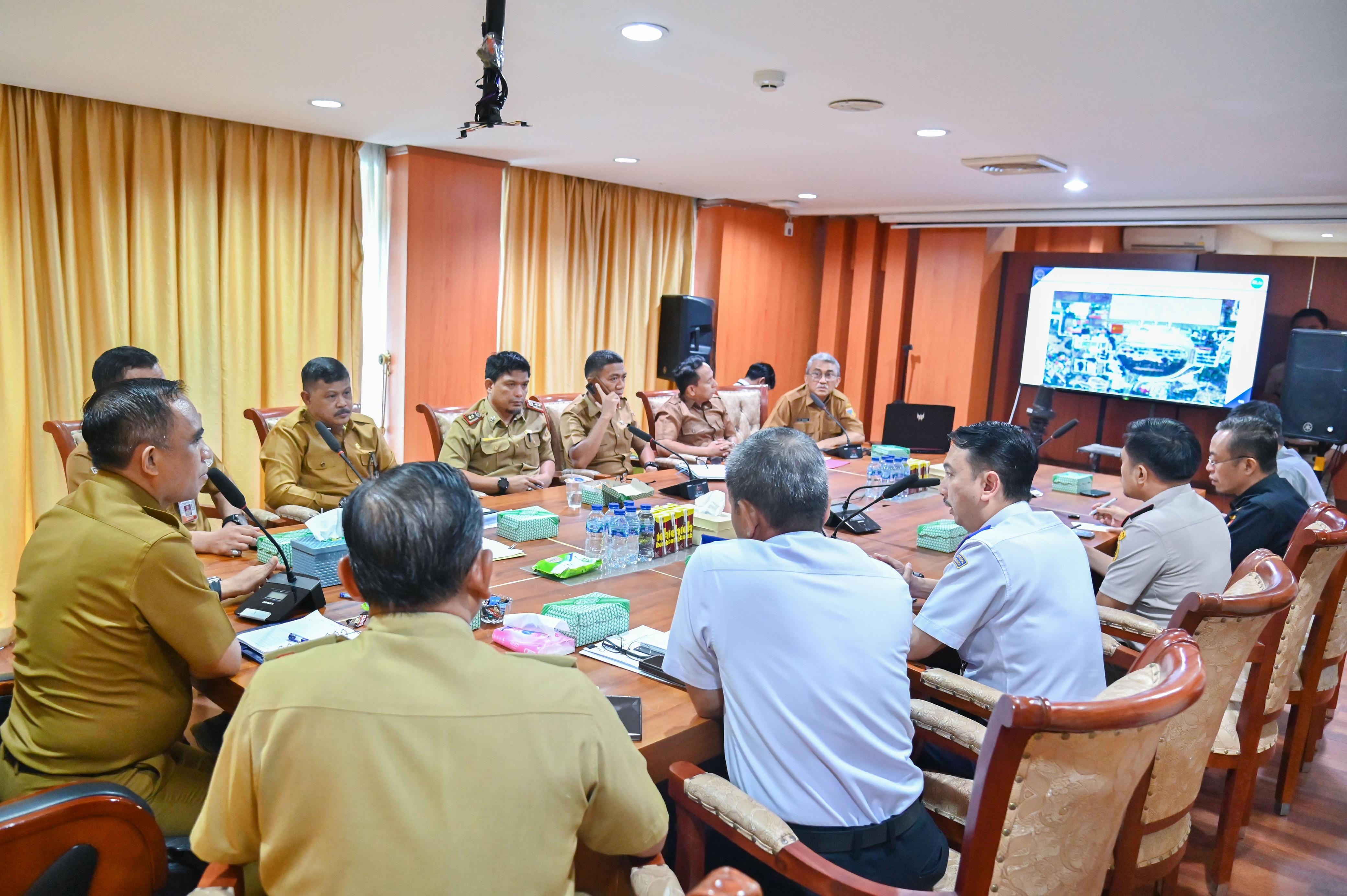 Gubernur Anwar Hafid saat pimpin rapat percepatan status Bandara SIS Aljufri Palu, Selasa (3/6).