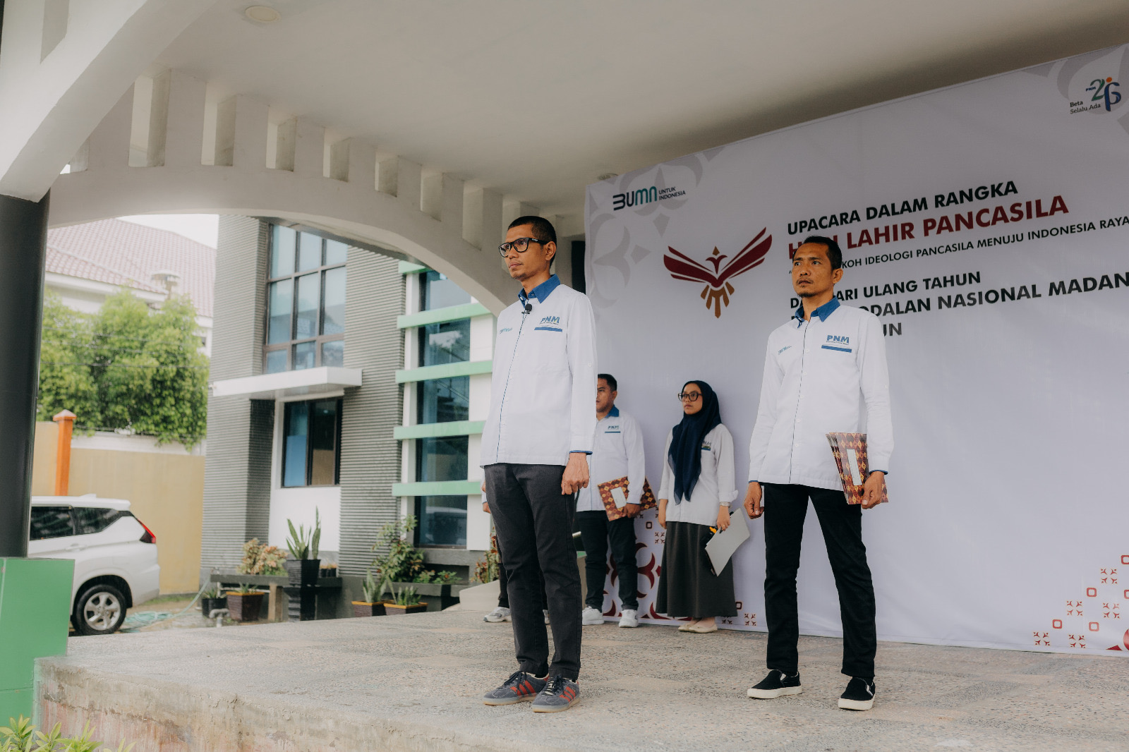 Pemimpin Cabang PNM Palu, M. Akbar Rifani, saat memimpin jalanya kegiatan peringatan hari lahir pancasila.