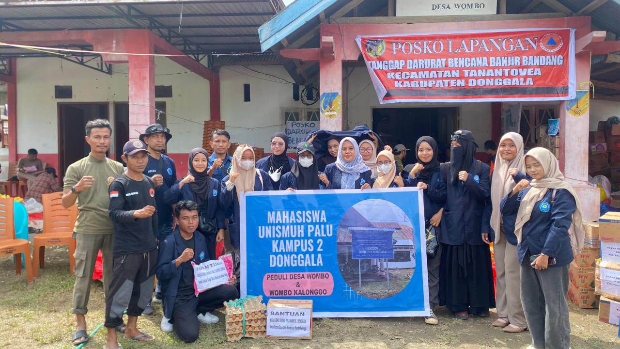 KEPEDULIAN : Mahasiswa Universitas Muhammadiyah  Palu Kampus II Donggala menunjukkan kepeduliannya kepada masyarakat yang terdampak bencana di desa Wombo dan Wombo Kalonggo.
