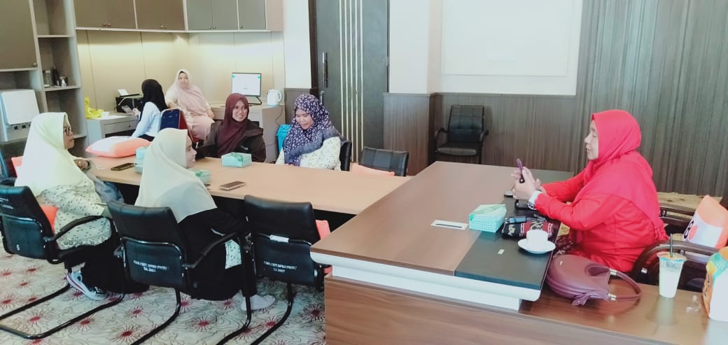 MENYAMBUT BAIK : Ketua Fraksi PKS DPRD Sulteng, Hj Wiwik Jumatul Rofi&rsquo;ah, menyambut baik kedatangan pengurus PW NA Sulteng, di hari Senin sebagai hari aspirasi.(FOTO : ISTIMEWA/RADAR PALU).