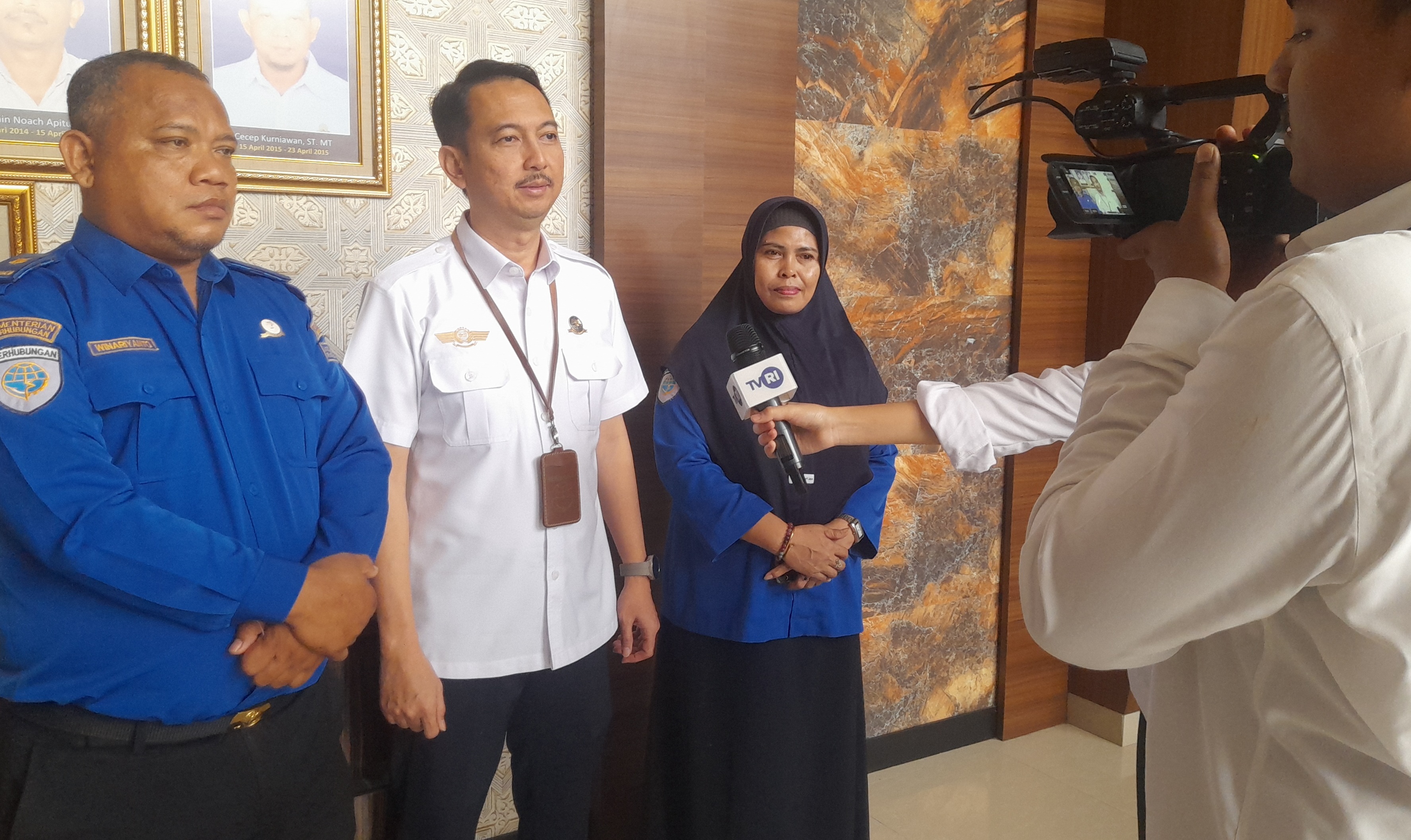 DIDORONG JADI BANDARA INTERNASIONAL: Kepala Bandara Mutiara Sis Aljufri Prasetiyohadi (tengah) saat memberikan penjelasan kepada awak media, kemarin (4/6).