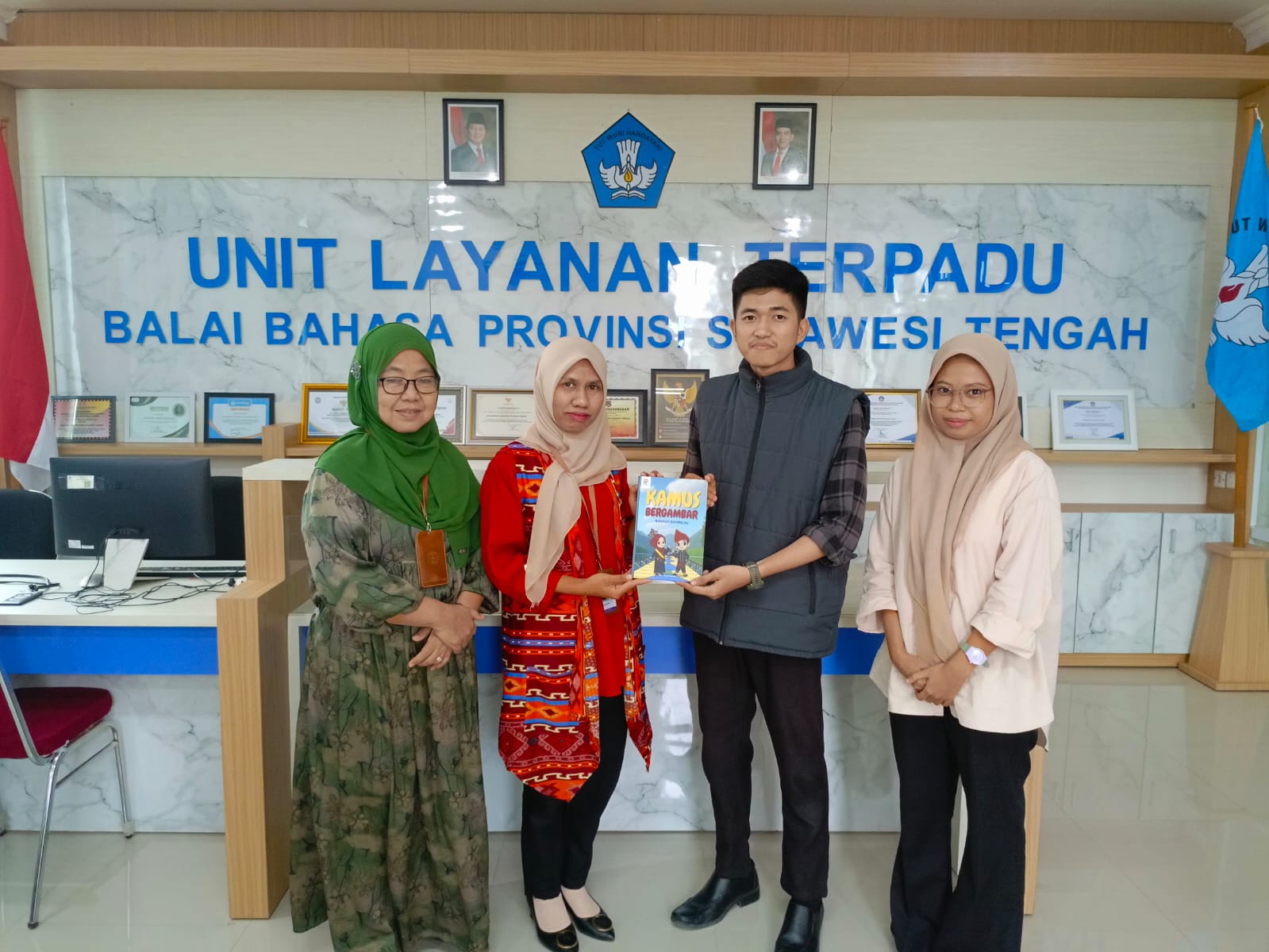 KARYANYA DIARSIPKAN : Penulis kamus bergambar Bahasa Dampelas, Opick Delian (kedua dari kiri), di Balai Bahasa Provinsi Sulawesi Tengah.