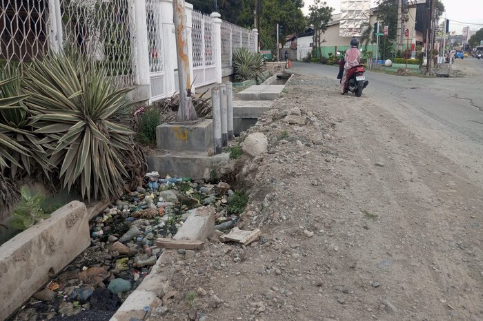 HAMPIR MELUAP : Kondisi drainase di simpang tiga Jalan Ramba - Dewi Sartika, Senin (19/5/2025).