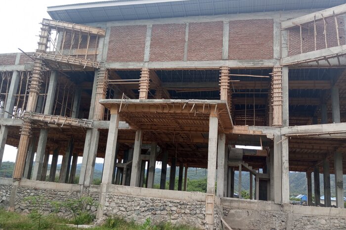 ADA KERETAKAN : Proyek gedung Puskesmas Talise di kompleks Huntap Budha Tzu Chi, Kelurahan Tondo, Kecamatan Mantikulore, Palu, Sulawesi Tengah.
