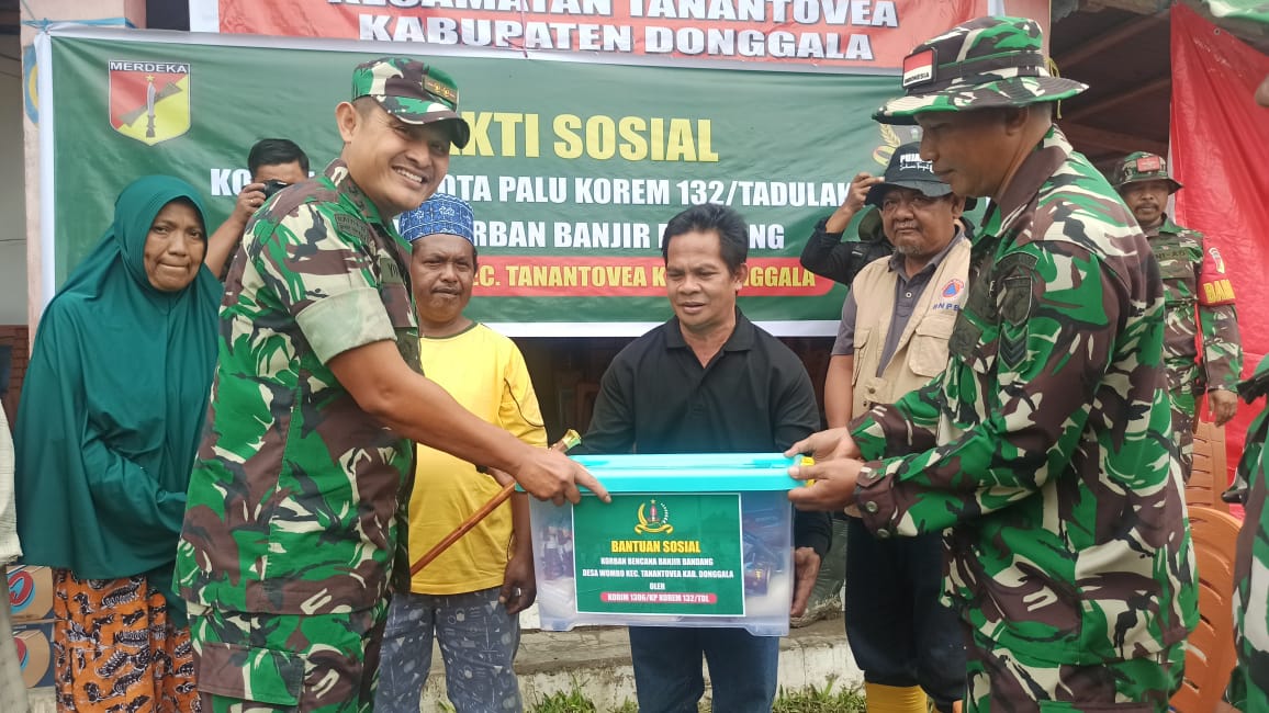 BANTUAN : Dandim 1306/Kota Palu Letkol Inf. Yudhi Hendro Prasetyo saat menyalurkan bantuan kepada warga terdampak banjir di Desa Wombo Induk dan Wombo Kalonggo.