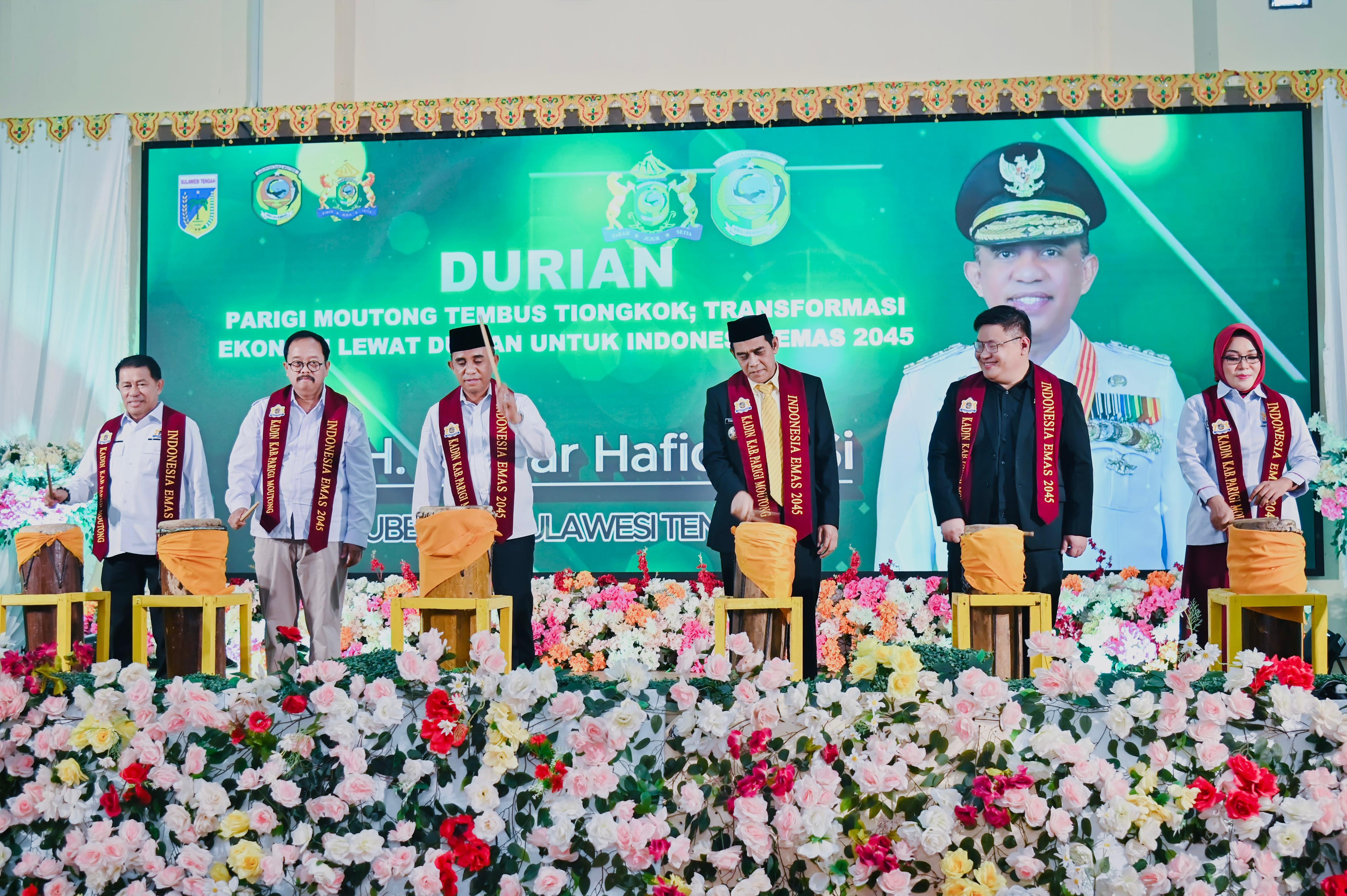 Anwar Hafid dan jajaran pemerintah kabupaten memukul gimba saat membuka FGD ekspor durian Parigi Moutong menuju pasar dunia.
