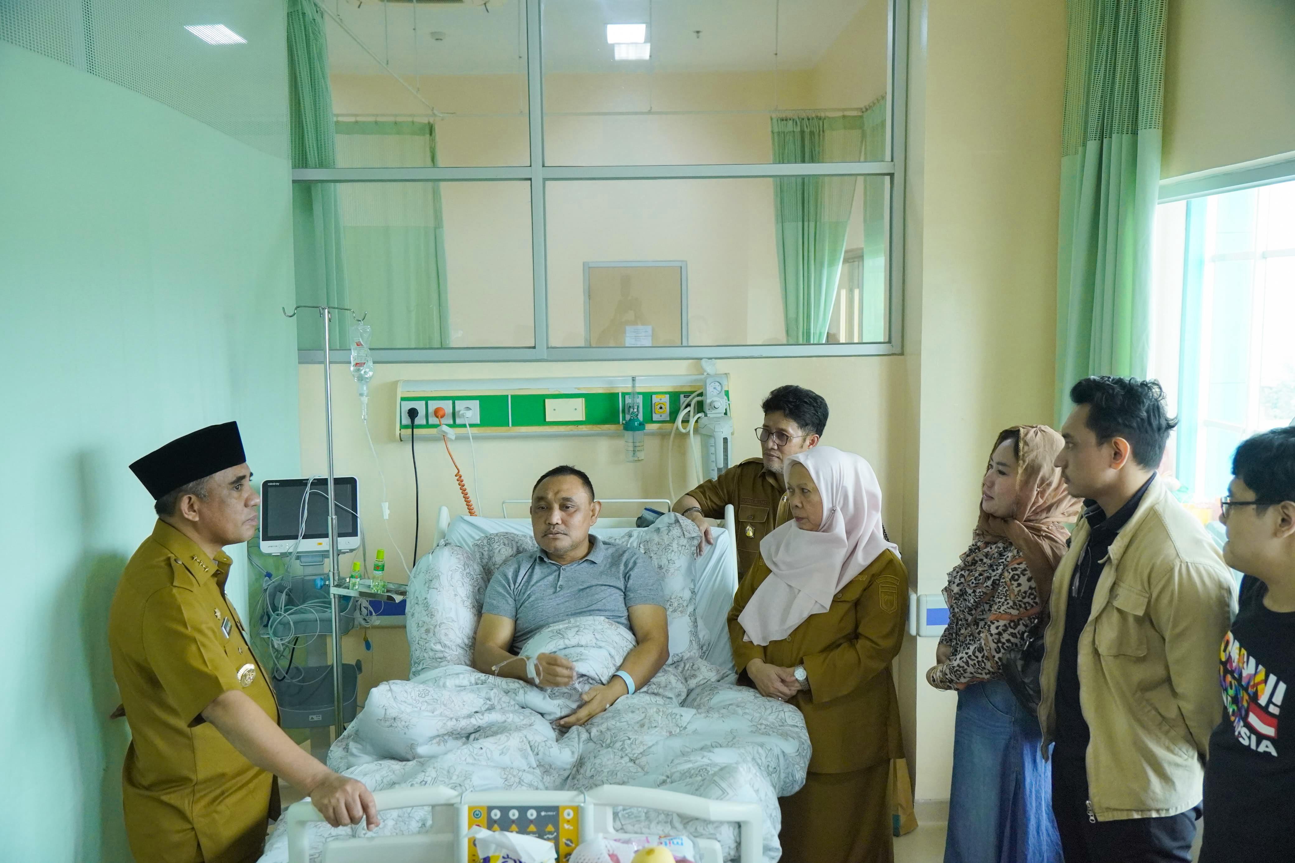 Gubernur Anwar Hafid saat meninjau ruang rawat RSUD Undata, minta standar kenyamanan pasien ditingkatkan segera.