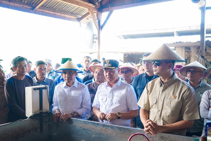 Gubernur Sulawesi Tengah, Anwar Hafid disela kunjungan kerja Menteri Transmigrasi, Muhammad Iftitah Sulaiman Suryanagara di Desa Lembantongoa Kabupaten Sigi, Kamis lalu ( 05/06/2025)