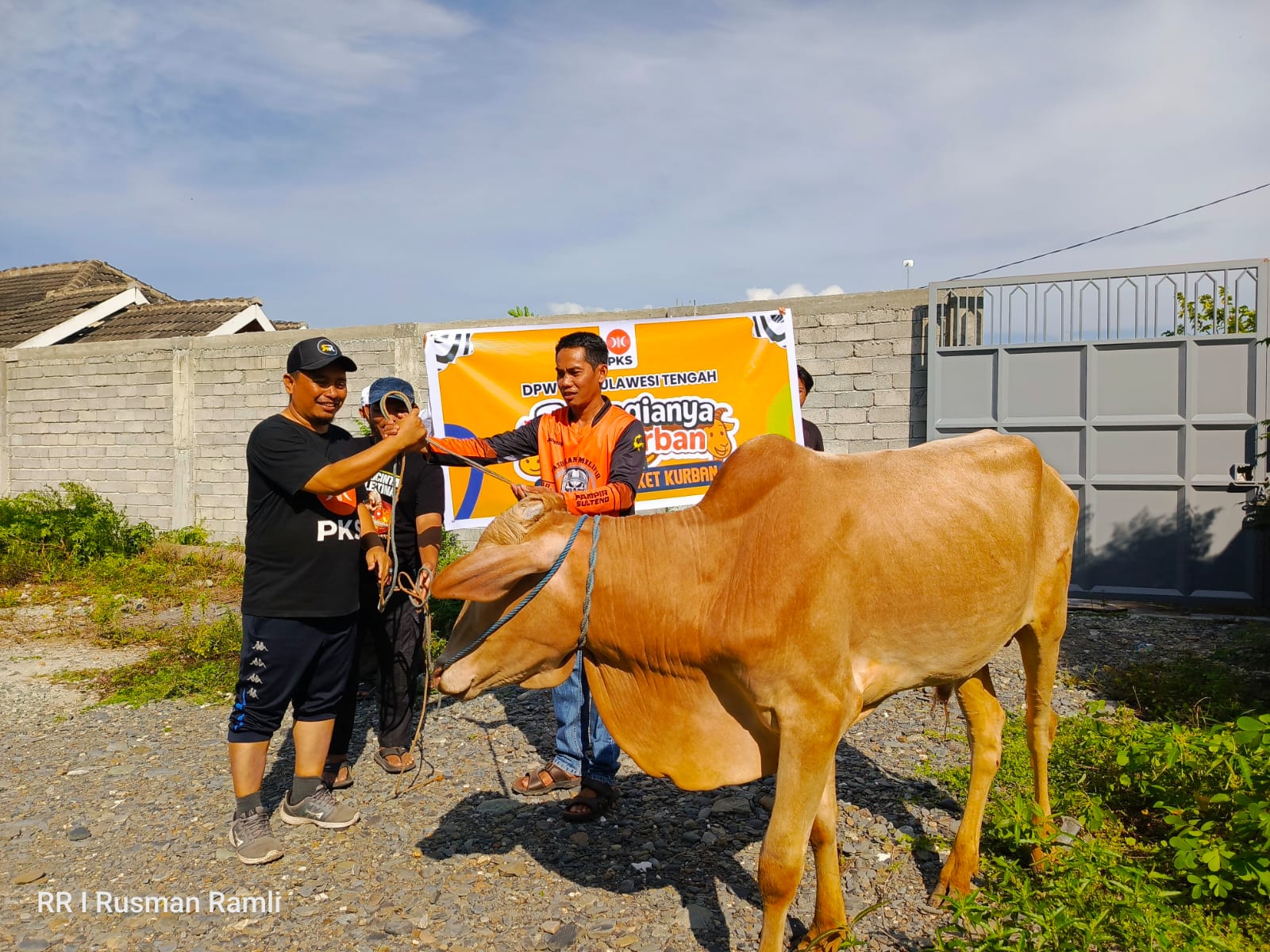 MENERIMA : Sekretaris DPW PKS Sulteng, H. Rusman Ramli menerima satu ekor hewan qurban dari anggota Fraksi PKS DPRD Sulteng, Takwin, di halaman belakang kantor DPW PKS Sulteng, Senin (09/06/2025).(FOT