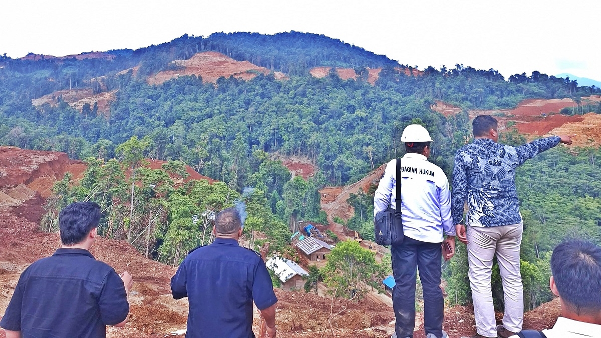 Sejumlah anggota lintas komisi DPRD Morowali Utara melakukan peninjauan jalan tani Desa Mondowe yang materialnya dikeruk oleh PT PT Mineral Bumi Nusantara, Rabu (4/6/2025).