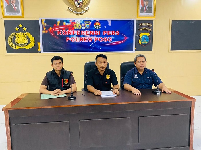 BERI KETERANGAN : Polres Poso memberikan keterangan kepada media terkait pengungkapan kasus penembakan warga Tokorondo Kabupaten Poso, Selasa (10/6/2025).
